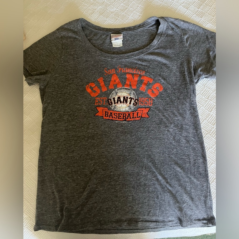 A genuine merchandise by campus lifestyle, SF Giants T-shirt, size large